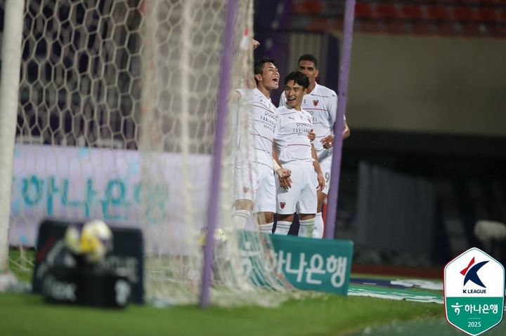 [안양=뉴시스]K리그1 포항 어정원이 선제골을 넣고 세리머니를 하고 있다. (사진=한국프로축구연맹 제공)