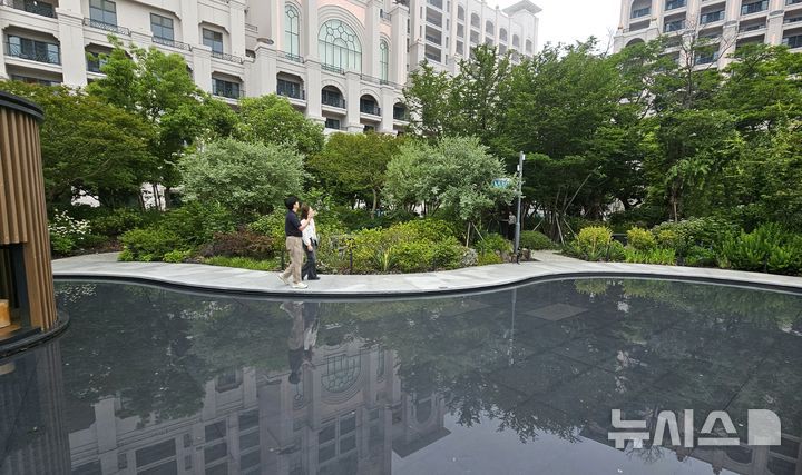 [제주=뉴시스] 임재영 기자 = 롯데호텔 제주의 원생정원은 용암암괴에 형성된 제주의 독특한 숲인 '곶자왈'을 모티브로 했으며, 연못으로 정원에 하늘을 담는다는 의미를 부여하고 있다. 2025.05.20. ijy788@newsis.com