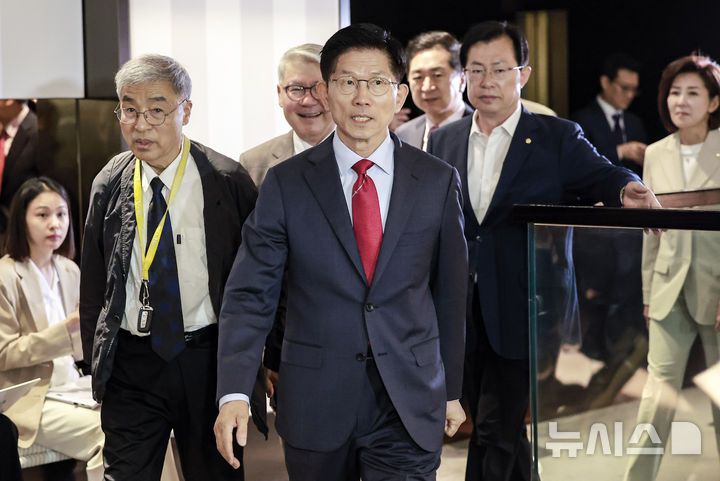 [서울=뉴시스] 정병혁 기자 = 김문수 국민의힘 대선 후보가 23일 서울 중구 더플라자호텔에서 열린 제3회  국가와 민족을 위한 조찬기도회에 참석하고 있다. 2025.05.23. jhope@newsis.com