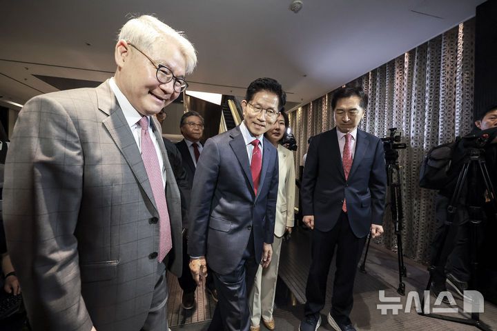 [서울=뉴시스] 정병혁 기자 = 김문수 국민의힘 대선 후보를 비롯한 한기채 목사, 나경원, 김기현 의원이 23일 서울 중구 더플라자호텔에서 열린 제3회  국가와 민족을 위한 조찬기도회에 참석하고 있다. 2025.05.23. jhope@newsis.com