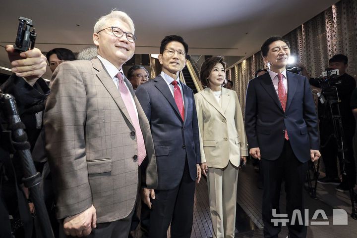 [서울=뉴시스] 정병혁 기자 = 김문수 국민의힘 대선 후보를 비롯한 한기채 목사, 나경원, 김기현 의원이 23일 서울 중구 더플라자호텔에서 열린 제3회  국가와 민족을 위한 조찬기도회에 참석하고 있다. 2025.05.23. jhope@newsis.com