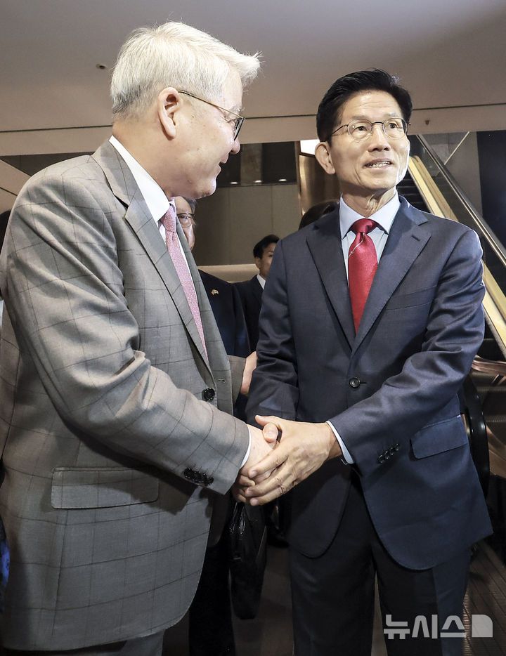 [서울=뉴시스] 정병혁 기자 = 김문수 국민의힘 대선 후보가 23일 서울 중구 더플라자호텔에서 열린 제3회  국가와 민족을 위한 조찬기도회에 참석하며 한기채 목사와 인사를 나누고 있다. 2025.05.23. jhope@newsis.com