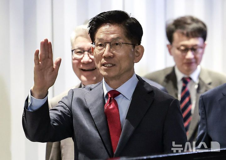 [서울=뉴시스] 정병혁 기자 = 김문수 국민의힘 대선 후보가 23일 서울 중구 더플라자호텔에서 열린 제3회  국가와 민족을 위한 조찬기도회에 참석하며 연호하는 지지자들에게 그만하라며 손짓하고 있다. 2025.05.23. jhope@newsis.com