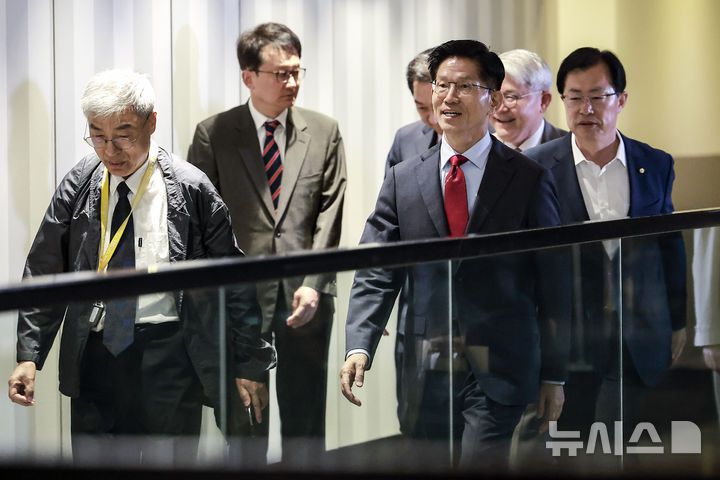 [서울=뉴시스] 정병혁 기자 = 김문수 국민의힘 대선 후보가 23일 서울 중구 더플라자호텔에서 열린 제3회  국가와 민족을 위한 조찬기도회에 참석하고 있다. 2025.05.23. jhope@newsis.com