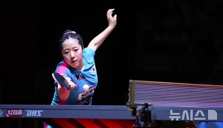 [도하(카타르)=뉴시스] 사진공동취재단 = 신유빈이 22일(현지 시간) 카타르 도하 루사일 아레나에서 열린 2025 국제탁구연맹(ITTF) 세계선수권대회 여자단식 16강 중국 쑨잉사와 경기를 펼치고 있다. 2025.05.23. photo@newsis.com