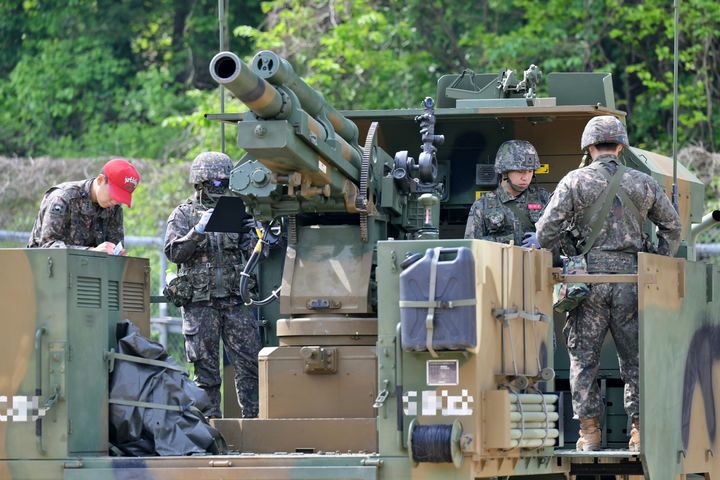 [서울=뉴시스] 육군은 23일 각 병과학교에서 '신임장교 지휘참모과정' 교육훈련에 매진 중인 장병들의 모습을 공개했다.육군포병학교 신임장교들이 K105A1차륜형자주포 실사격 훈련을 하고 있다. (사진=육군 제공) 2025.05.23. photo@newsis.com *재판매 및 DB 금지