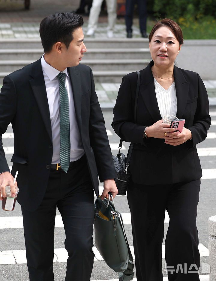 [대구=뉴시스] 이무열 기자 = 23일 오전 강혜경 전 미래한국연구소 부소장이 참고인 조사를 받기 위해 대구 수성구 대구경찰청에 출석하고 있다.강 전 부소장은 명태균 여론조사비 대납 의혹과 관련해 홍준표 전 대구시장에 대한 폭로를 이어오고 있다. 2025.05.23. lmy@newsis.com