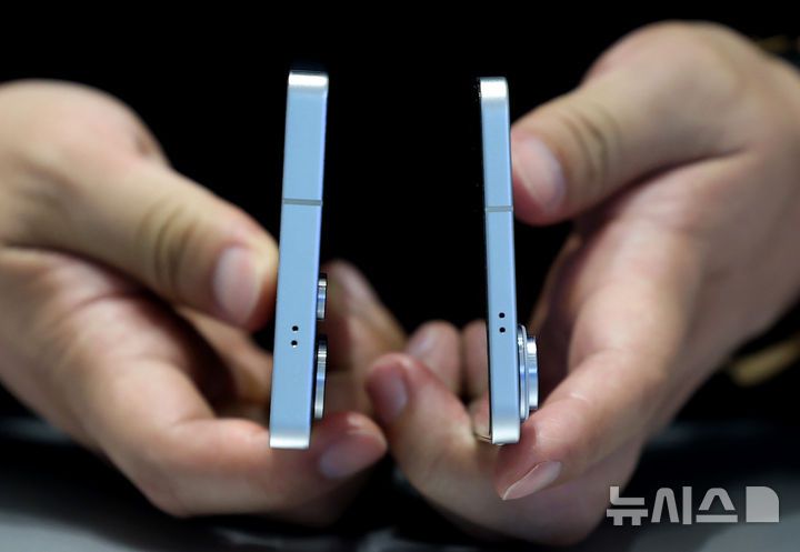 [서울=뉴시스] 김진아 기자 = 삼성전자가 초슬림 스마트폰 갤럭시 S25 엣지를 국내에 출시한 23일 서울 마포구 삼성스토어 홍대에서 시민들이 갤럭시 S25 엣지를 살펴보고 있다.  갤럭시 S25 엣지는 역대 갤럭시 S시리즈 중 가장 얇은 디자인에도 견고한 내구성을 갖춘 게 특징이다. 5.8㎜ 두께와 163g 무게로 초슬림·초경량 디자인을 구현했다. 2025.05.23. bluesoda@newsis.com