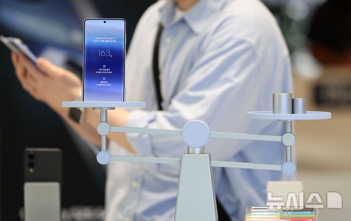 [서울=뉴시스] 김진아 기자 = 삼성전자가 초슬림 스마트폰 갤럭시 S25 엣지를 국내에 출시한 23일 서울 마포구 삼성스토어 홍대에서 시민들이 갤럭시 S25 엣지를 살펴보고 있다.  갤럭시 S25 엣지는 역대 갤럭시 S시리즈 중 가장 얇은 디자인에도 견고한 내구성을 갖춘 게 특징이다. 5.8㎜ 두께와 163g 무게로 초슬림·초경량 디자인을 구현했다. 2025.05.23. bluesoda@newsis.com