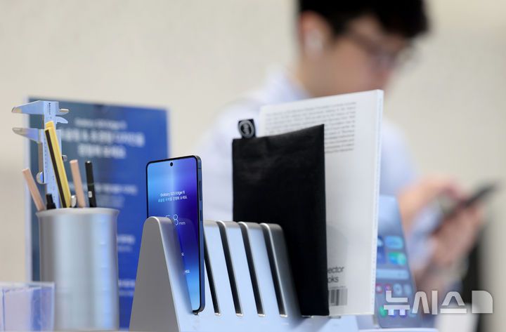 [서울=뉴시스] 김진아 기자 = 삼성전자가 초슬림 스마트폰 갤럭시 S25 엣지를 국내에 출시한 23일 서울 마포구 삼성스토어 홍대에서 시민들이 갤럭시 S25 엣지를 살펴보고 있다.  갤럭시 S25 엣지는 역대 갤럭시 S시리즈 중 가장 얇은 디자인에도 견고한 내구성을 갖춘 게 특징이다. 5.8㎜ 두께와 163g 무게로 초슬림·초경량 디자인을 구현했다. 2025.05.23. bluesoda@newsis.com