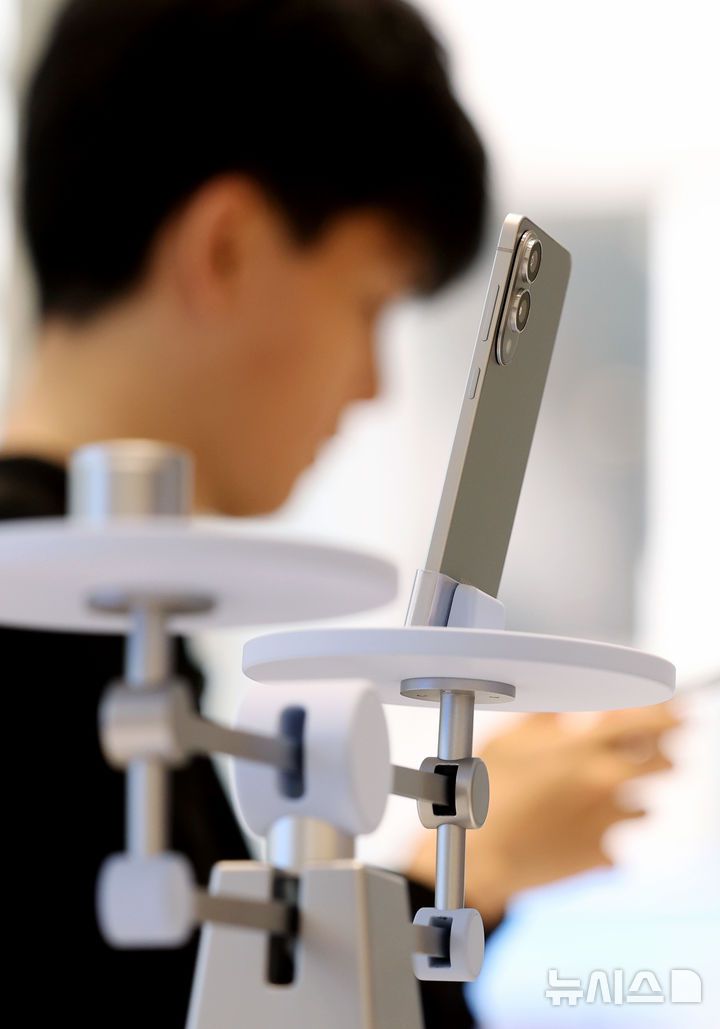 [서울=뉴시스] 김진아 기자 = 삼성전자가 초슬림 스마트폰 갤럭시 S25 엣지를 국내에 출시한 23일 서울 마포구 삼성스토어 홍대에서 시민들이 갤럭시 S25 엣지를 살펴보고 있다.  갤럭시 S25 엣지는 역대 갤럭시 S시리즈 중 가장 얇은 디자인에도 견고한 내구성을 갖춘 게 특징이다. 5.8㎜ 두께와 163g 무게로 초슬림·초경량 디자인을 구현했다. 2025.05.23. bluesoda@newsis.com