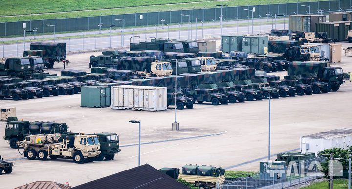 [평택=뉴시스] 정병혁 기자 = 23일 경기 평택시 캠프 험프리스에 주한미군 전술차량들이 세워져 있다. 도널드 트럼프 미국 행정부가 주한미군 수천명을 감축하는 방안을 논의 중이라고 현지언론이 보도했다. 월스트리트저널(WSJ)은 "미 국방부가 개발 중인 선택지는 약 4500명의 병력을 철수해 괌을 포함한 인도태평양 내 다른 지역으로 이동하는 것"이라며 "이러한 아이디어는 트럼프 대통령이 북한과의 거래에 대한 비공식 정책 검토의 일환으로 고려할 수 있도록 준비되고 있다"고 소식통들을 인용해 설명했다. 2025.05.23. jhope@newsis.com