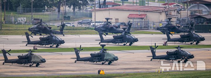 [평택=뉴시스] 정병혁 기자 = 23일 경기 평택시 캠프 험프리스에 주한미군 아파치 헬기가 세워져 있다. 도널드 트럼프 미국 행정부가 주한미군 수천명을 감축하는 방안을 논의 중이라고 현지언론이 보도했다. 월스트리트저널(WSJ)은 "미 국방부가 개발 중인 선택지는 약 4500명의 병력을 철수해 괌을 포함한 인도태평양 내 다른 지역으로 이동하는 것"이라며 "이러한 아이디어는 트럼프 대통령이 북한과의 거래에 대한 비공식 정책 검토의 일환으로 고려할 수 있도록 준비되고 있다"고 소식통들을 인용해 설명했다. 2025.05.23. jhope@newsis.com