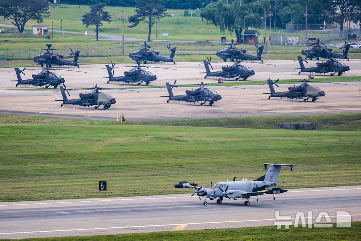 [평택=뉴시스] 정병혁 기자 = 23일 경기 평택시 캠프 험프리스에서 RC-12X 가드레일 정찰기가 이륙하고 있다. 도널드 트럼프 미국 행정부가 주한미군 수천명을 감축하는 방안을 논의 중이라고 현지언론이 보도했다. 월스트리트저널(WSJ)은 "미 국방부가 개발 중인 선택지는 약 4500명의 병력을 철수해 괌을 포함한 인도태평양 내 다른 지역으로 이동하는 것"이라며 "이러한 아이디어는 트럼프 대통령이 북한과의 거래에 대한 비공식 정책 검토의 일환으로 고려할 수 있도록 준비되고 있다"고 소식통들을 인용해 설명했다. 2025.05.23. jhope@newsis.com