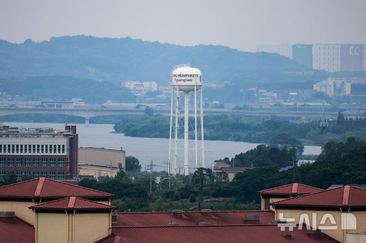[평택=뉴시스] 정병혁 기자 = 도널드 트럼프 미국 행정부가 주한미군 수천명을 감축하는 방안을 논의 중이라고 현지언론이 보도했다. 월스트리트저널(WSJ)은 "미 국방부가 개발 중인 선택지는 약 4500명의 병력을 철수해 괌을 포함한 인도태평양 내 다른 지역으로 이동하는 것"이라며 "이러한 아이디어는 트럼프 대통령이 북한과의 거래에 대한 비공식 정책 검토의 일환으로 고려할 수 있도록 준비되고 있다"고 소식통들을 인용해 설명했다.사진은 23일 경기 평택시 미군부대 캠프 험프리스. 2025.05.23. jhope@newsis.com