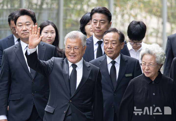 [김해=뉴시스] 차용현 기자 = 문재인 전 대통령과 권양숙 여사가 23일 경남 김해시 진영읍 봉하마을에서 열린 고 노무현 전 대통령 16주기 추도식에 참석하고 있다. (공동취재) 2025.05.23. photo@newsis.com