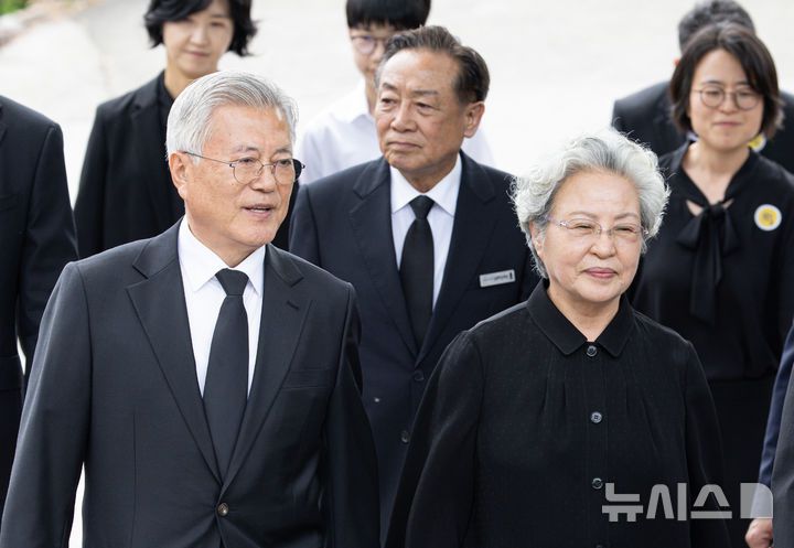 [김해=뉴시스] 차용현 기자 = 법원이 이상직 전 더불어민주당 의원을 중소벤처기업진흥공단 이사장으로 임명하라고 지시한 혐의를 받는 조현옥 전 청와대 인사수석과 뇌물수수 혐의를 받는 문재인 전 대통령의 재판을 병합하지 않기로 결정했다. 사진은 문재인 전 대통령과 권양숙 여사가 23일 경남 김해시 진영읍 봉하마을에서 열린 고 노무현 전 대통령 16주기 추도식에 참석하는 모습. (공동취재) 2025.05.23. photo@newsis.com