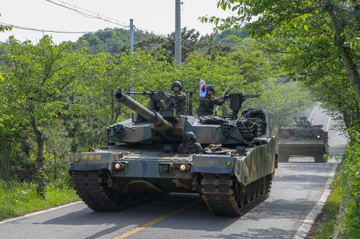 [서울=뉴시스] 서북도서방위사령부는 지난 21일부터 23일까지 백령도와 연평도 등 서북도서 일대에서 서북도서의 군사대비태세를 유지하고, 합동작전 수행능력을 향상하기 위해 2025년 전반기 합동도서방어훈련을 실시했다.사진은 21일 해병대 연평부대 전차가 합동도서방어훈련 간 기동훈련을 하고 있다. (사진=해병대사령부 제공) 2025.05.23. photo@newsis.com *재판매 및 DB 금지