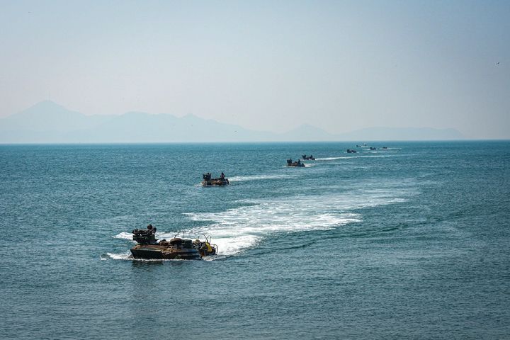 [서울=뉴시스] 서북도서방위사령부는 지난 21일부터 23일까지 백령도와 연평도 등 서북도서 일대에서 서북도서의 군사대비태세를 유지하고, 합동작전 수행능력을 향상하기 위해 2025년 전반기 합동도서방어훈련을 실시했다.사진은 22일 해병대 2사단 KAAV가 합동도서방어훈련 간 백령도 지역에 해상 증원을 위해 상륙하고 있다. (사진=해병대사령부 제공) 2025.05.23. photo@newsis.com *재판매 및 DB 금지