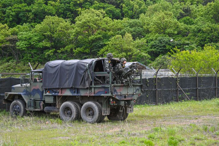 [서울=뉴시스] 서북도서방위사령부는 지난 21일부터 23일까지 백령도와 연평도 등 서북도서 일대에서 서북도서의 군사대비태세를 유지하고, 합동작전 수행능력을 향상하기 위해 2025년 전반기 합동도서방어훈련을 실시했다.사진은 21일 해병대 연평부대 장병들이 합동도서방어훈련 간 연평도 지역에 적 강점에 대비하여 살포식 지뢰를 설치하고 있다. (사진=해병대사령부 제공) 2025.05.23. photo@newsis.com *재판매 및 DB 금지