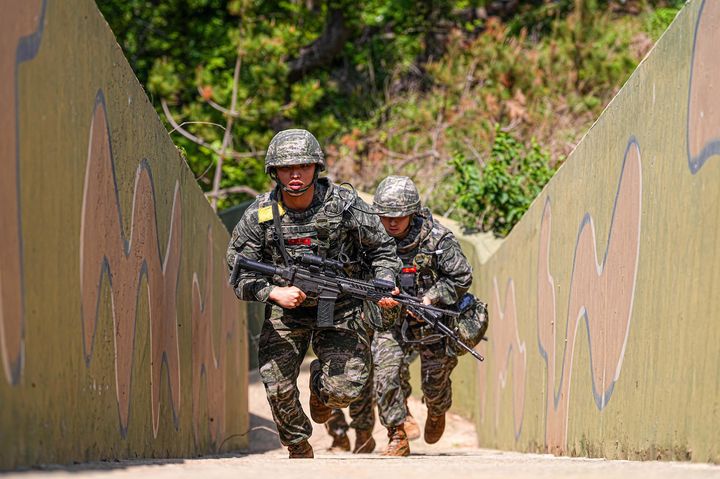 [서울=뉴시스] 서북도서방위사령부는 지난 21일부터 23일까지 백령도와 연평도 등 서북도서 일대에서 서북도서의 군사대비태세를 유지하고, 합동작전 수행능력을 향상하기 위해 2025년 전반기 합동도서방어훈련을 실시했다.사진은 22일 해병대 연평부대 장병들이 합동도서방어훈련 간 사거리전투를 위해 전투배치를 하고 있다. (사진=해병대사령부 제공) 2025.05.23. photo@newsis.com *재판매 및 DB 금지