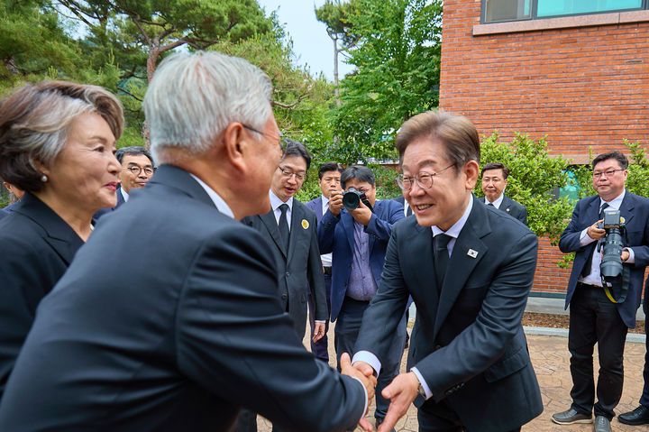 [김해=뉴시스] 조성우 기자 = 이재명 대통령이 더불어민주당 대선후보 시절 고 노무현 전 대통령 16주기인 지난 5월23일 경남 김해시 진영읍 봉하마을 노 전 대통령 사저에서 문재인 전 대통령과 인사를 나누고 있다. (사진=더불어민주당 제공) 2025.05.23. photo@newsis.com *재판매 및 DB 금지