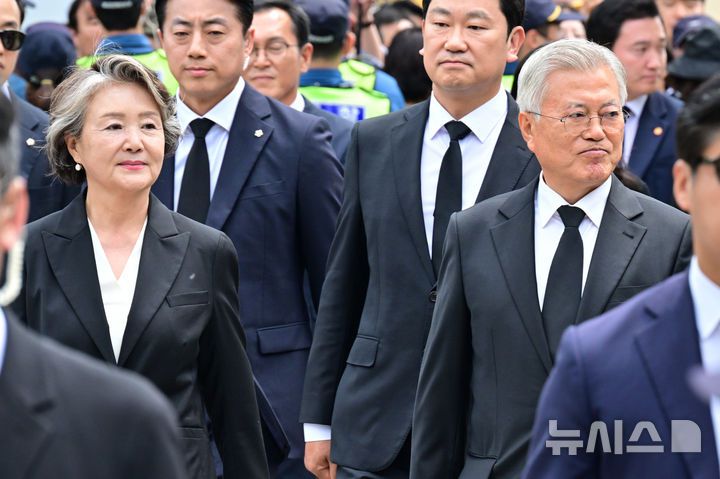 [김해=뉴시스] 차용현 기자 = 문재인 전 대통령과 김정숙 여사가 23일 오후 경남 김해시 봉하마을에서 열린 고 노무현 전 대통령 16주기 추도식에 참석하고 있다. 2025.05.23. con@newsis.com
