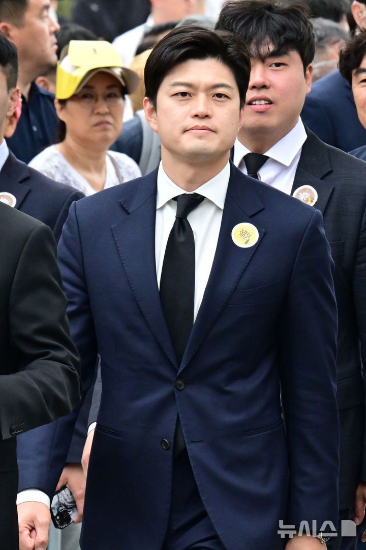 [김해=뉴시스] 차용현 기자 = 김용태 국민의힘 비상대책위원장이 23일 오후 경남 김해시 봉하마을에서 열린 고 노무현 전 대통령 16주기 추도식에 참석하고 있다. 2025.05.23. con@newsis.com