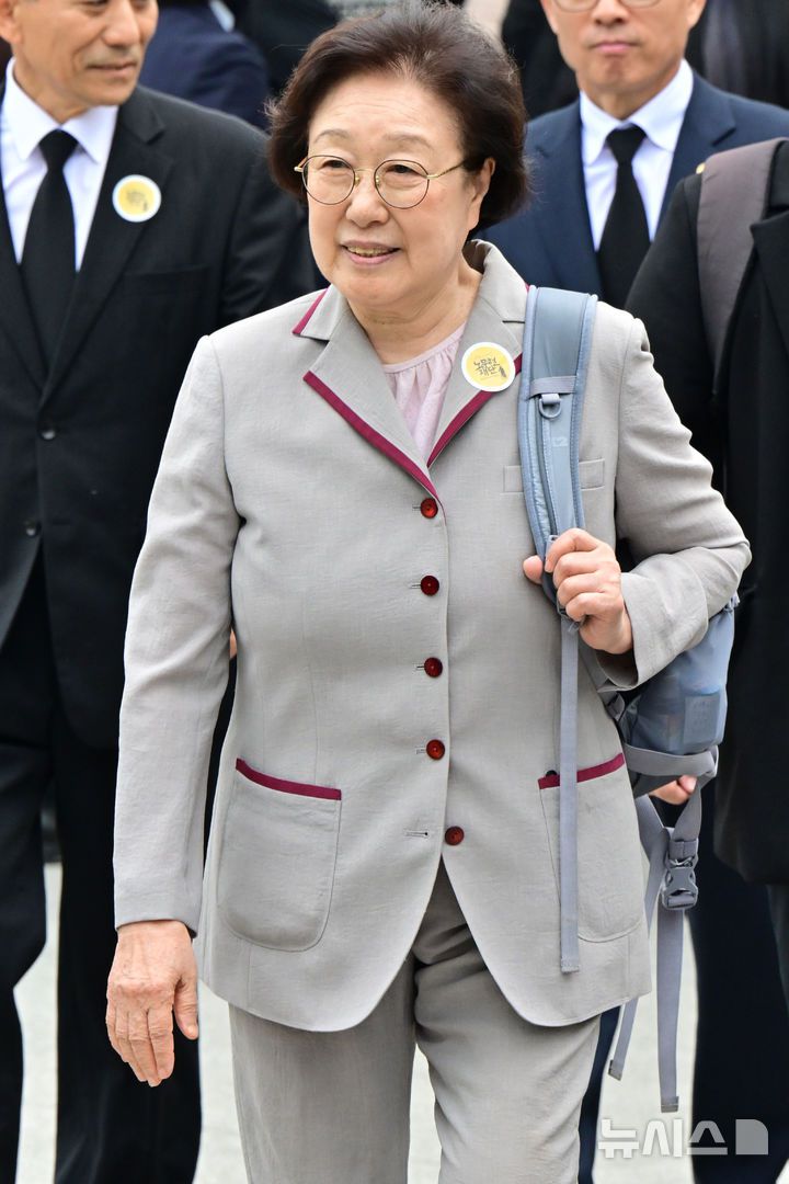 [김해=뉴시스] 차용현 기자 = 한명숙 전 국무총리가 23일 오후 경남 김해시 봉하마을에서 열린 고 노무현 전 대통령 16주기 추도식에 참석하고 있다. 2025.05.23. con@newsis.com