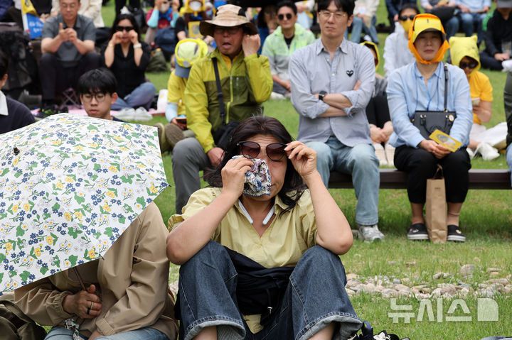 [김해=뉴시스] 차용현 기자 = 23일 오후 경남 김해시 진영읍 봉하마을에서 열린 고 노무현 전 대통령 16주기 추도식에서 한 참석자가 눈물을 훔치고 있다. (공동취재) 2025.05.23. photo@newsis.com