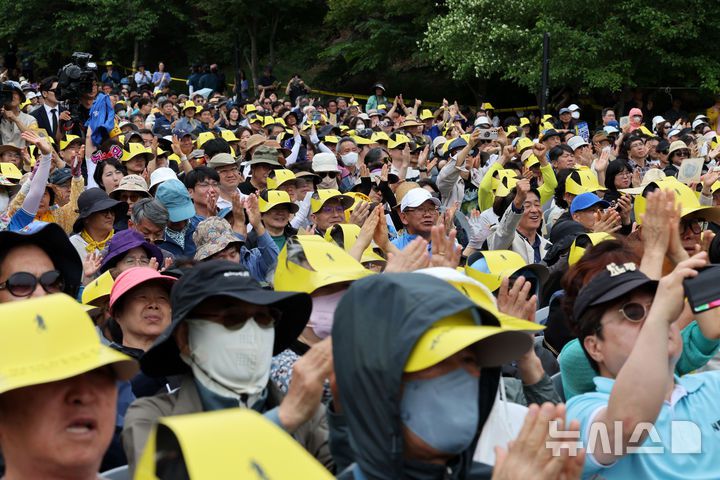 [김해=뉴시스] 차용현 기자 = 23일 오후 경남 김해시 진영읍 봉하마을에서 열린 고 노무현 전 대통령 16주기 추도식에 참석한 시민들이 박수치고 있다. (공동취재) 2025.05.23. photo@newsis.com