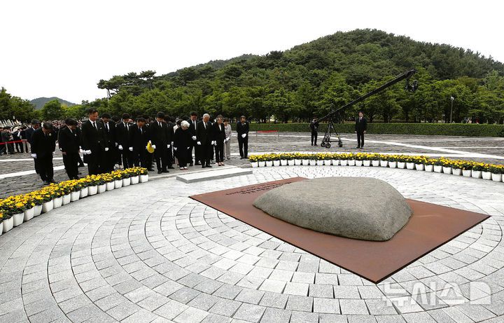 [김해=뉴시스] 차용현 기자 = 고 노무현 전 대통령 추도식이 열린 23일 오후 경남 김해시 봉하마을 노 전 대통령 묘역에서 권양숙 여사, 문재인 전 대통령, 김정숙 여사 등이 너럭바위 앞에서 참배하고 있다. 2025.05.23.(공동취재) photo@newsis.com