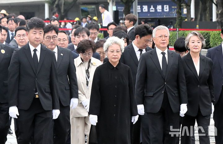 [김해=뉴시스] 차용현 기자 = 고 노무현 전 대통령 추도식이 열린 23일 오후 경남 김해시 봉하마을 노 전 대통령 묘역에서 (왼쪽부터)노 전 대통령 아들 노건호씨, 권양숙 여사, 문재인 전 대통령, 김정숙 여사가 참배하기 위해 이동하고 있다. 2025.05.23.(공동취재) photo@newsis.com