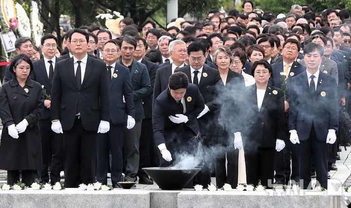 [김해=뉴시스] 차용현 기자 = 23일 오후 경남 김해시 봉하마을에서 열린 고 노무현 전 대통령 16주기 추도식에 참석한 국민의힘 김용태 비대위원장이 분향하고 있다. 2025.05.23.(공동취재) photo@newsis.com