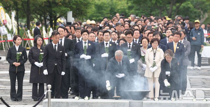 [김해=뉴시스] 차용현 기자 = 고 노무현 전 대통령 16주기 추도식이 열린 23일 오후 경남 김해시 봉하마을 노 전 대통령 묘역에서 문재인(가운데) 전 대통령이 헌화하고 있다. 2025.05.23.(공동취재) photo@newsis.com