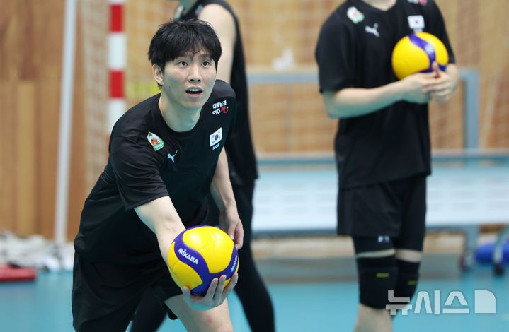 [진천=뉴시스] 황준선 기자 = 대한민국 배구 남자 국가대표팀 황택의가  23일 오후 충북 진천군 진천국가대표선수촌에서 훈련을 하고 있다. 2025.05.23. hwang@newsis.com
