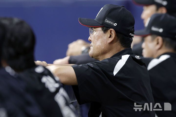 [서울=뉴시스] 최동준 기자 = 23일 서울 구로구 고척스카이돔에서 열린 2025 KBO리그 kt 위즈와 키움 히어로즈의 경기, kt 이종범 코치가 경기를 지켜보고 있다. 2025.05.23. photocdj@newsis.com