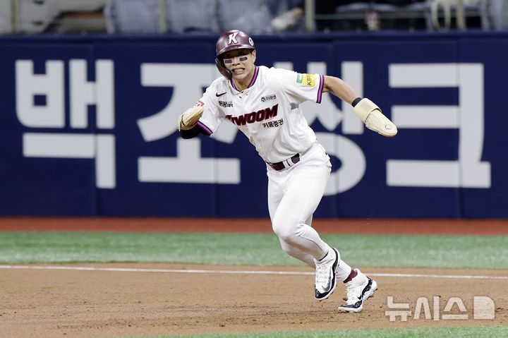 [서울=뉴시스] 최동준 기자 = 23일 서울 구로구 고척스카이돔에서 열린 2025 KBO리그 kt 위즈와 키움 히어로즈의 경기, 1회말 키움 송성문이 이형종의 타구 때 2루로 달리고 있다. 2025.05.23. photocdj@newsis.com