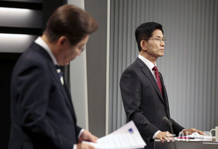 [서울=뉴시스] 국회사진기자단 = 김문수 국민의힘 대선후보가 23일 서울 영등포구 KBS본관 스튜디오에서 열린 중앙선거방송토론위원회 주관 제21대 대통령선거 2차 후보자 토론회 준비를 하고 있다. 왼쪽은 이재명 더불어민주당 후보. 2025.05.23. photo@newsis.com