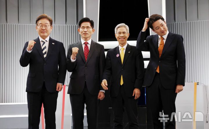 [서울=뉴시스] 국회사진기자단 = 23일 서울 영등포구 KBS본관 스튜디오에서 열린 중앙선거방송토론위원회 주관 제21대 대통령선거 2차 후보자 토론회 시작에 앞서 각 정당 대선후보들이 기념촬영을 하기 위해 자리하고 있다. 왼쪽부터 이재명 더불어민주당, 김문수 국민의힘, 권영국 민주노동당, 이준석 개혁신당 대선후보. 2025.05.23. photo@newsis.com