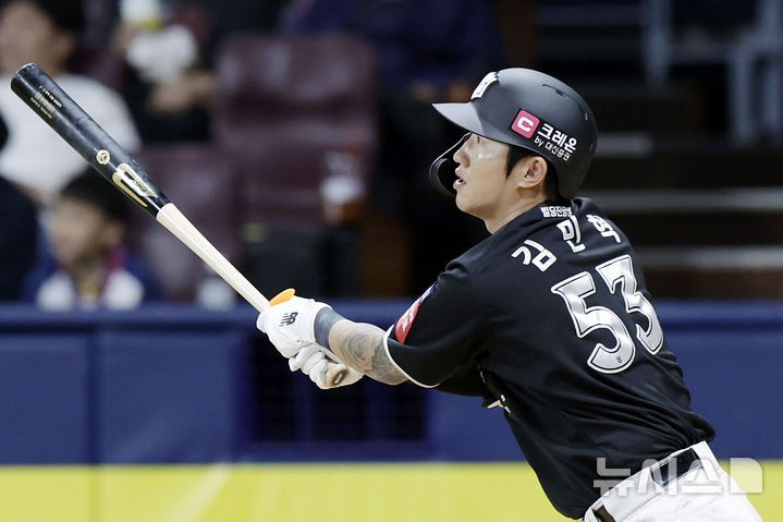 [서울=뉴시스] 최동준 기자 = 23일 서울 구로구 고척스카이돔에서 열린 2025 KBO리그 kt 위즈와 키움 히어로즈의 경기, 6회초 2사 만루 상황 kt 김민혁이 3타점 적시타를 치고 있다. 2025.05.23. photocdj@newsis.com