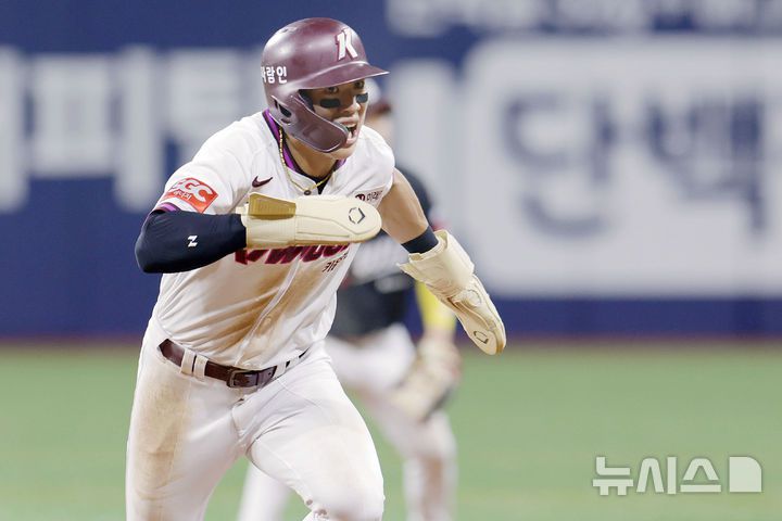 [서울=뉴시스] 최동준 기자 = 지난 23일 서울 구로구 고척스카이돔에서 열린 2025 KBO리그 kt 위즈와 키움 히어로즈의 경기, 7회말 2사 2루 주자 송성문이 카디네스 타구 때 질주하고 있다. 2025.05.23. photocdj@newsis.com