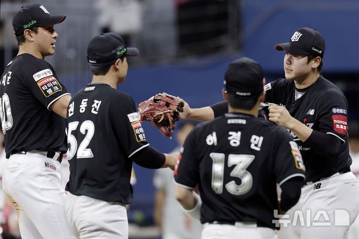 [서울=뉴시스] 최동준 기자 = 지난 23일 서울 구로구 고척스카이돔에서 열린 2025 KBO리그 kt 위즈와 키움 히어로즈의 경기, 7-5로 승리한 kt 선수들이 기뻐하고 있다. 2025.05.23. photocdj@newsis.com