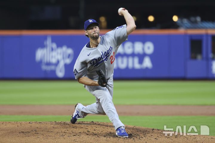 [뉴욕=AP/뉴시스] 미국 메이저리그(MLB) LA 다저스의 클레이튼 커쇼가 24일(한국 시간) 미국 뉴욕 시티필드에서 열린 2025 MLB 뉴욕 메츠와의 경기에 선발 등판해 공을 던지고 있다. 2025.05.24.