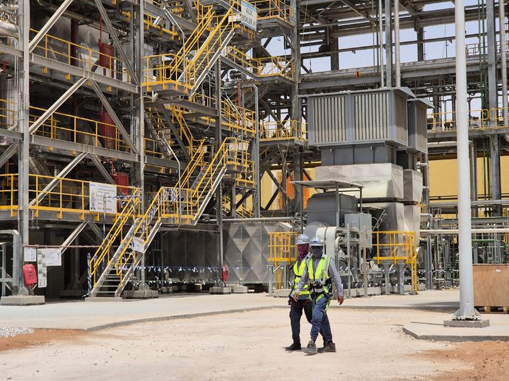 [담맘=뉴시스]사우디의 자푸라 열병합 발전소 건설 현장에서 직원들이 이동 중이다. (사진=산업통상자원부 공동취재단 제공) *재판매 및 DB 금지