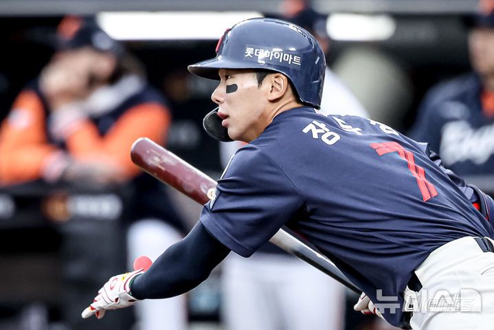 [서울=뉴시스] 프로야구 롯데 자이언츠의 장두성이 24일 대전 한화생명볼파크에서 열린 2025 신한 쏠뱅크 KBO리그 한화 이글스와의 경기에서 안타를 치고 있다. (사진=롯데 자이언츠 제공) 2025.05.24.