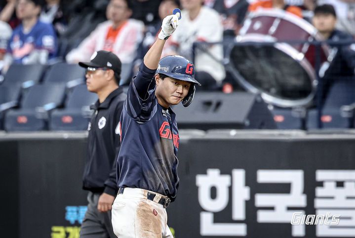 [서울=뉴시스] 프로야구 롯데 자이언츠의 손호영이 24일 대전 한화생명볼파크에서 열린 2025 신한 쏠뱅크 KBO리그 한화 이글스와의 경기에서 10회 역전 결승타를 친 뒤 세리머니를 펼치고 있다. (사진=롯데 자이언츠 제공) 2025.05.24. *재판매 및 DB 금지