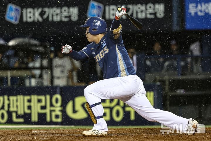 [서울=뉴시스] 프로야구 NC 다이노스의 권희동이 23일 서울 잠실구장에서 열린 2025 신한 쏠뱅크 KBO리그 두산 베어스와의 경기에서 안타를 치고 있다. (사진=NC 다이노스 제공) 2025.05.23.