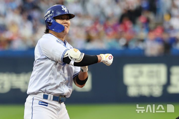 [서울=뉴시스] 프로야구 삼성 라이온즈 류지혁이 24일 대구 삼성라이온즈파크에서 열린 2025 신한 쏠뱅크 KBO리그 KIA 타이거즈와의 경기 4회말 적시타를 친 뒤 포효하고 있다. (사진=삼성 라이온즈 제공) 2025.05.24.