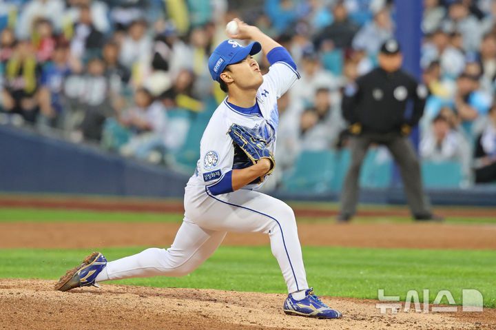 [서울=뉴시스] 프로야구 삼성 라이온즈 이승민이 24일 대구 삼성라이온즈파크에서 열린 2025 신한 쏠뱅크 KBO리그 KIA 타이거즈와의 경기에 불펜 등판해 공을 던지고 있다. (사진=삼성 라이온즈 제공) 2025.05.24.